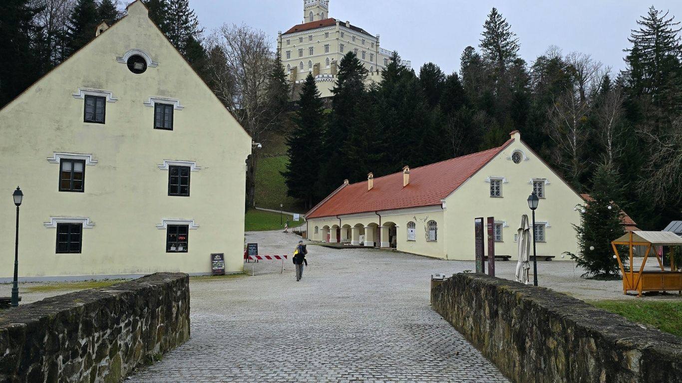 Path leading towards Trakošćan Castle